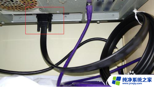 电脑显示器变红色了怎么调整 电脑屏幕突然变成红色是什么原因