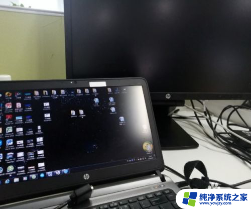电脑的两台显示器可以直接相连吗?